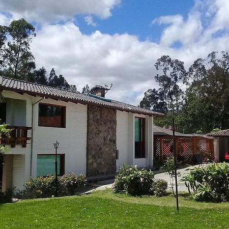 קיטו Hosteria Quinta Emilia מראה חיצוני תמונה